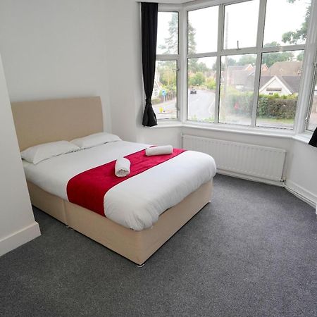 The Lodge By Birchwood Horley Bagian luar foto