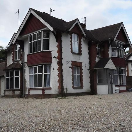 The Lodge By Birchwood Horley Bagian luar foto