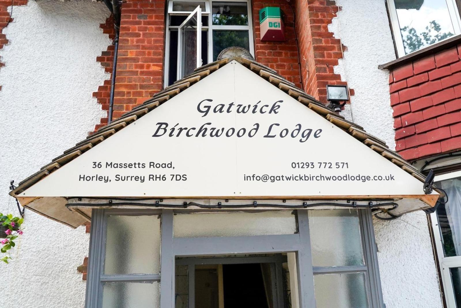 The Lodge By Birchwood Horley Bagian luar foto