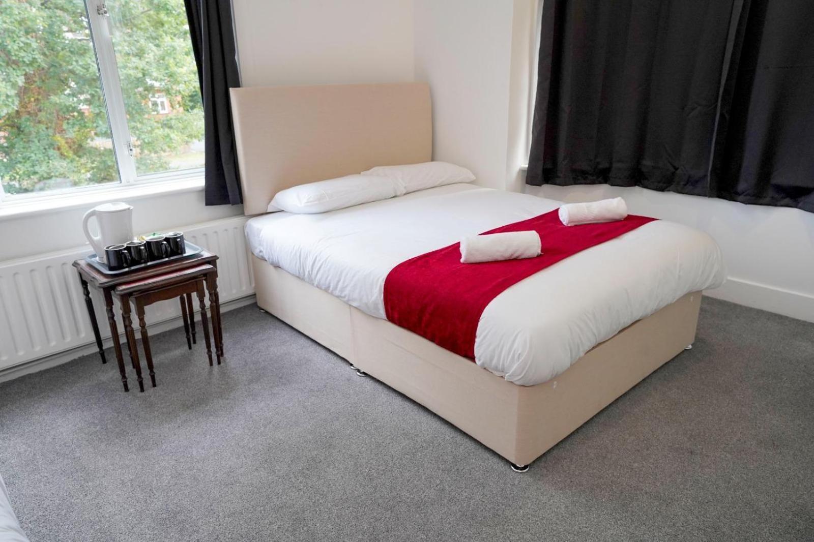 The Lodge By Birchwood Horley Bagian luar foto