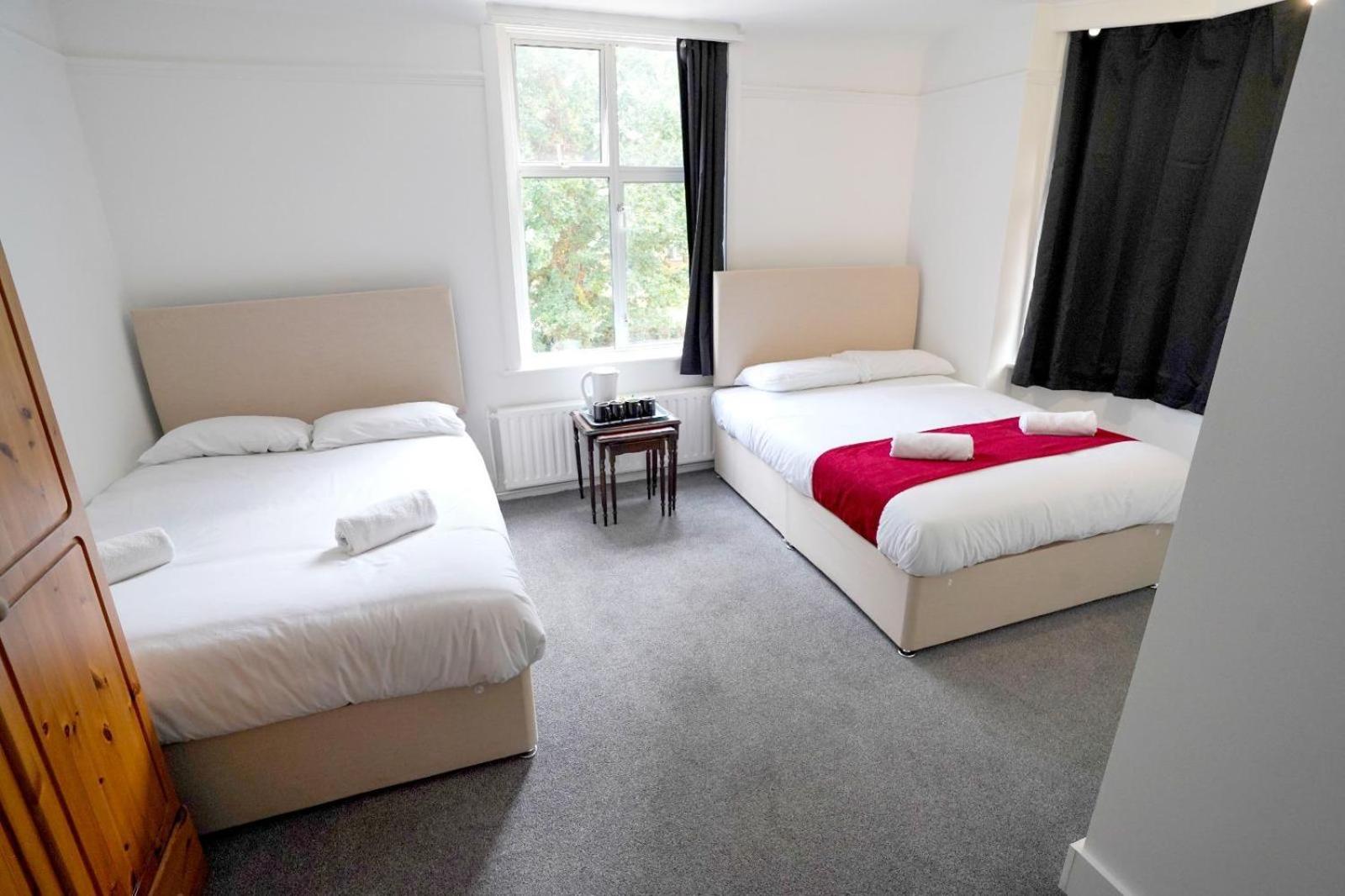 The Lodge By Birchwood Horley Bagian luar foto