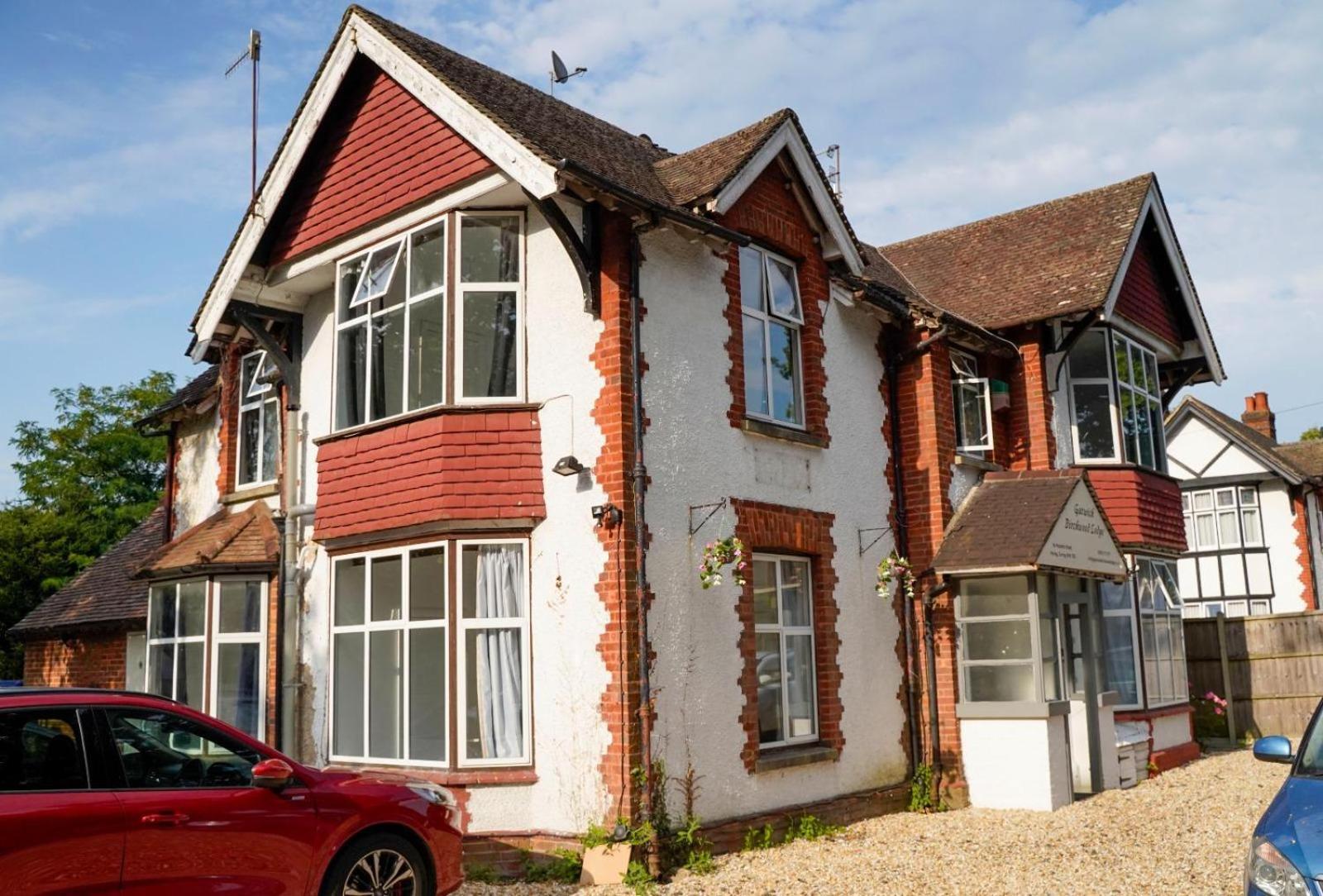 The Lodge By Birchwood Horley Bagian luar foto
