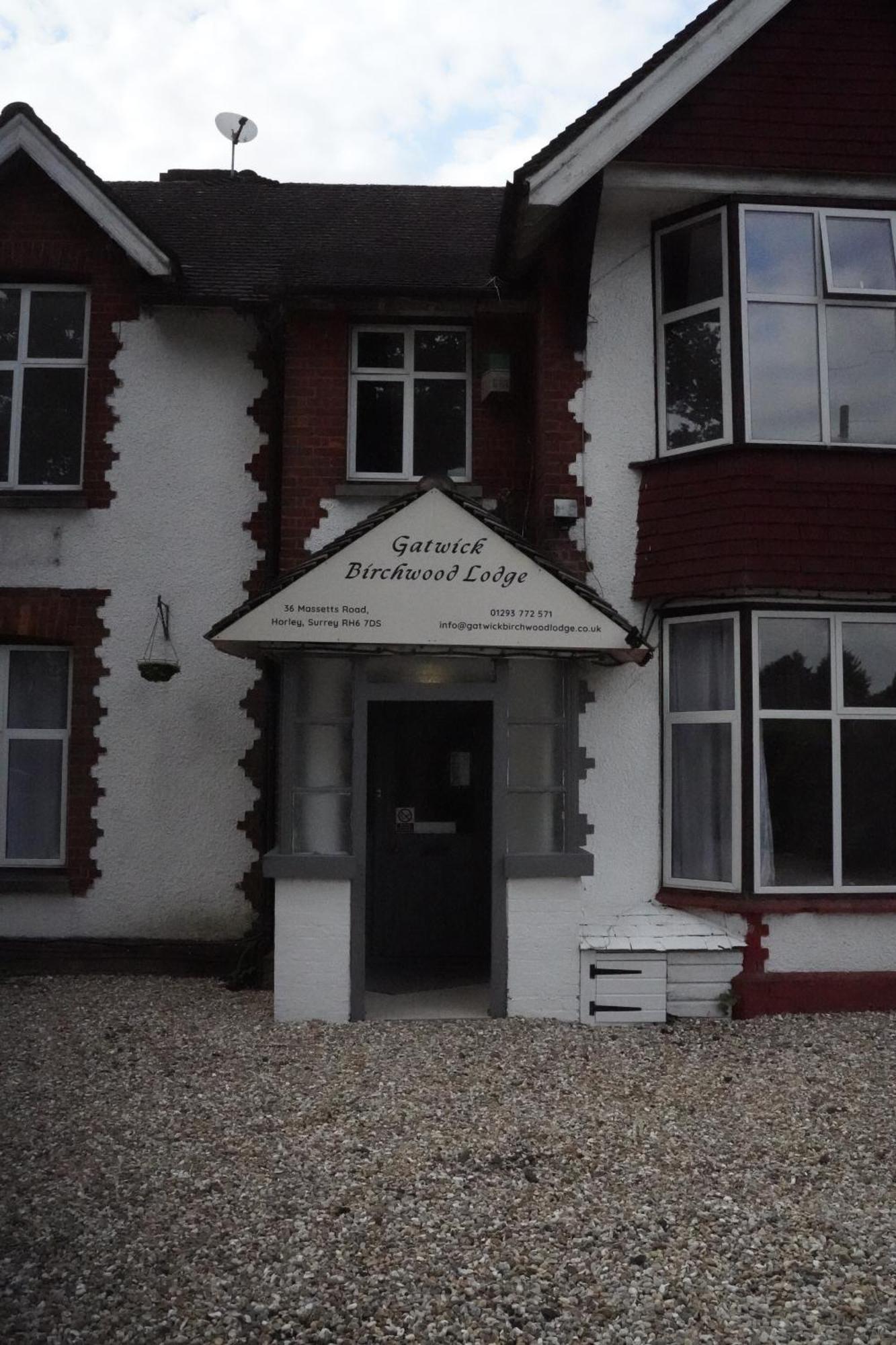 The Lodge By Birchwood Horley Bagian luar foto