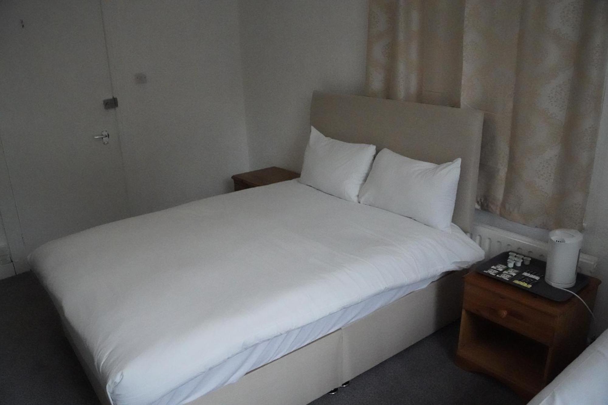 The Lodge By Birchwood Horley Bagian luar foto
